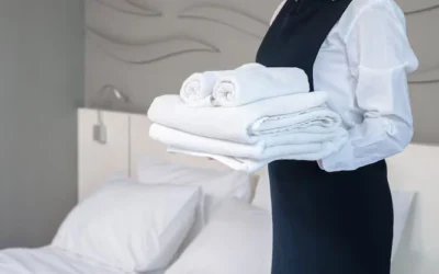 servicio-habitacion-hotel-haciendo-habitacion-mujer-joven-camarera-sosteniendo-pila-toallas-bano-blancas-dobladas-pie-junto-cama-habitacion-invitados_63313-1772 Az7AhFeWPgoA6wQDB9hP9SYAAAAASUVORK5CYII=